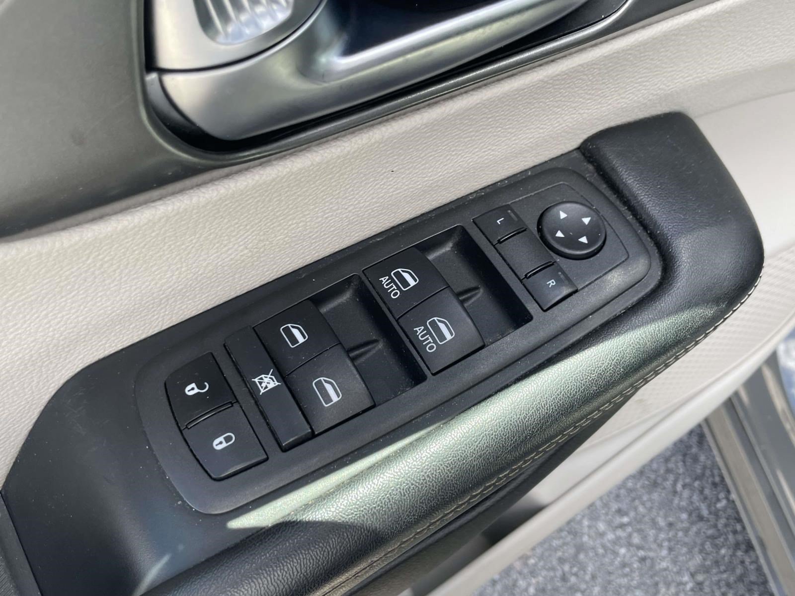 Used 2022 Ceramic Gray Clearcoat Chrysler Touring L image 16