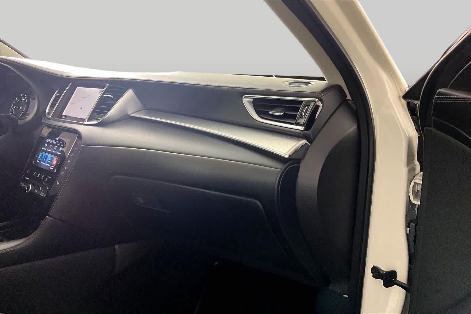Used 2020 Majestic White INFINITI LUXE image 17