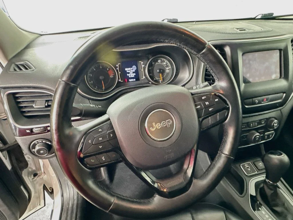 Used 2020 White Jeep Latitude Plus image 11