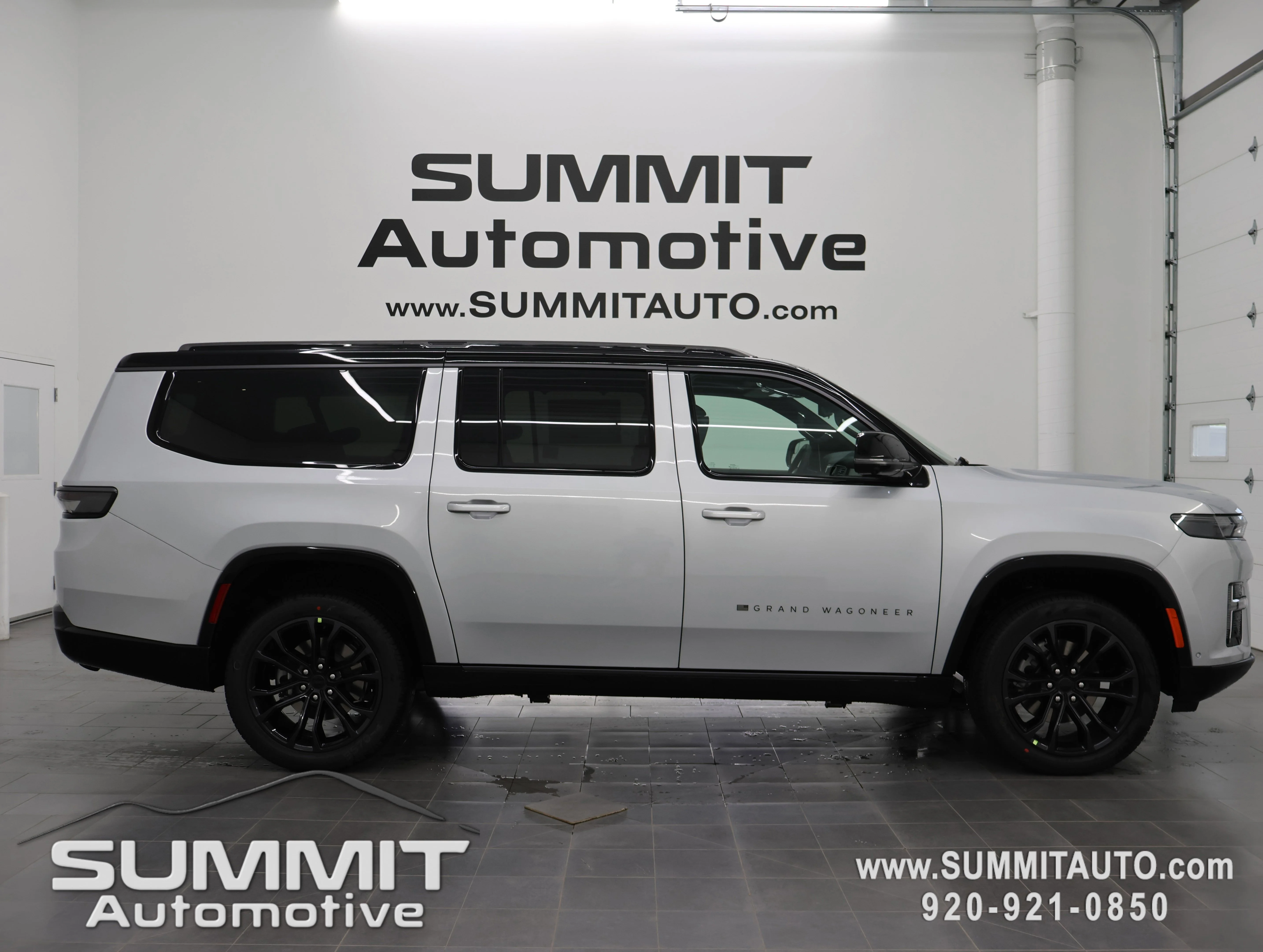 New 2026 Silver-Zynith Exterior Paint Jeep Summit Obsidian image 1