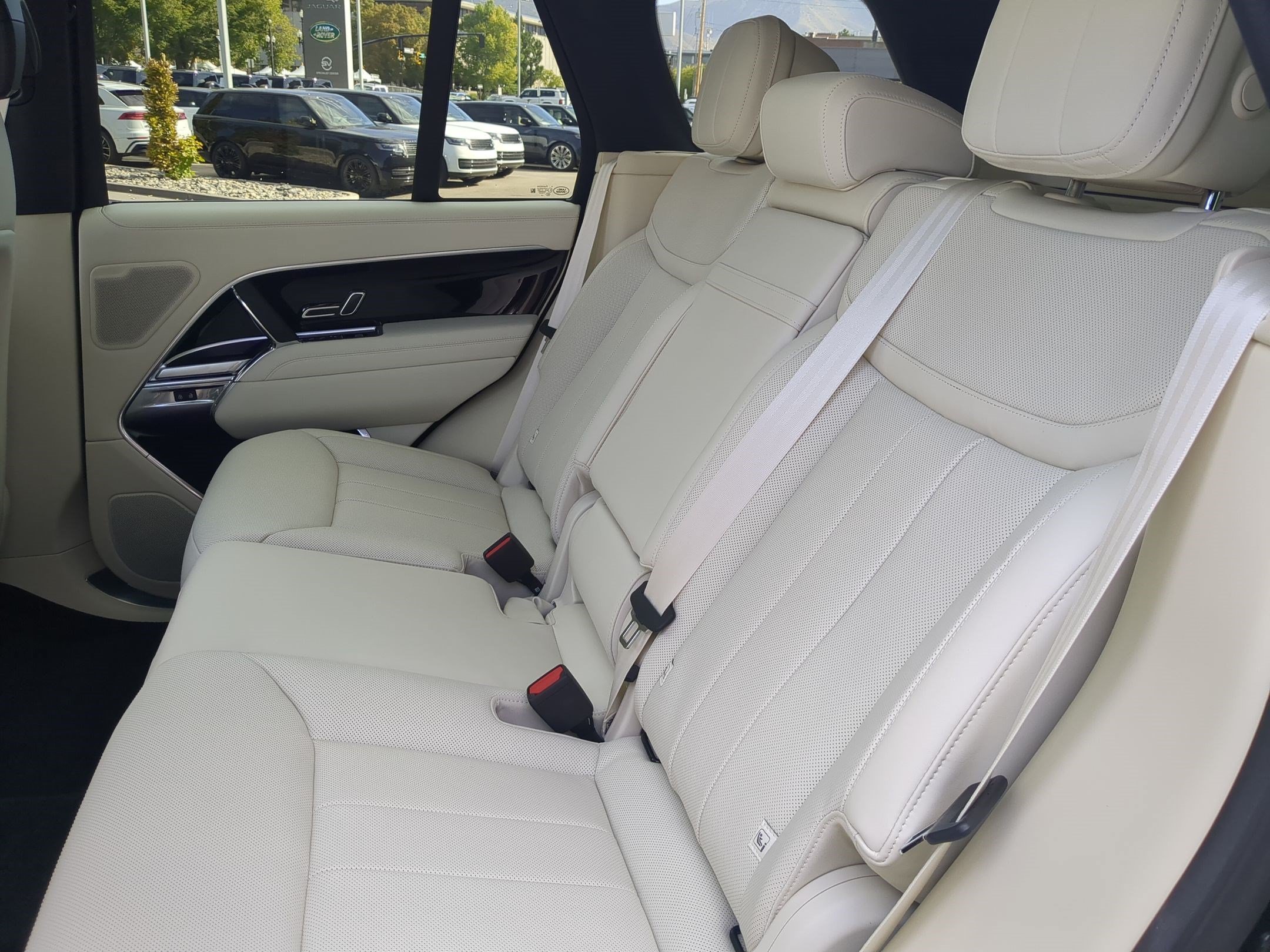 New 2027 Santorini Black Land Rover P530 SE image 28