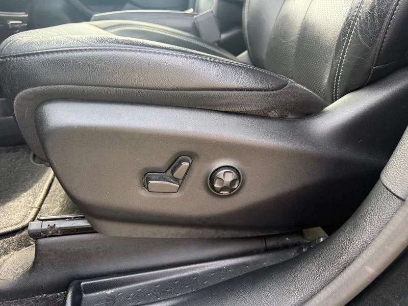 Used 2019 Black Chrysler Touring L image 4