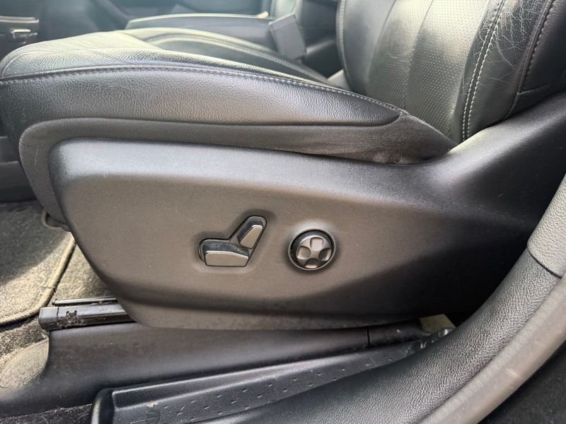 Used 2019 Black Chrysler Touring L image 4