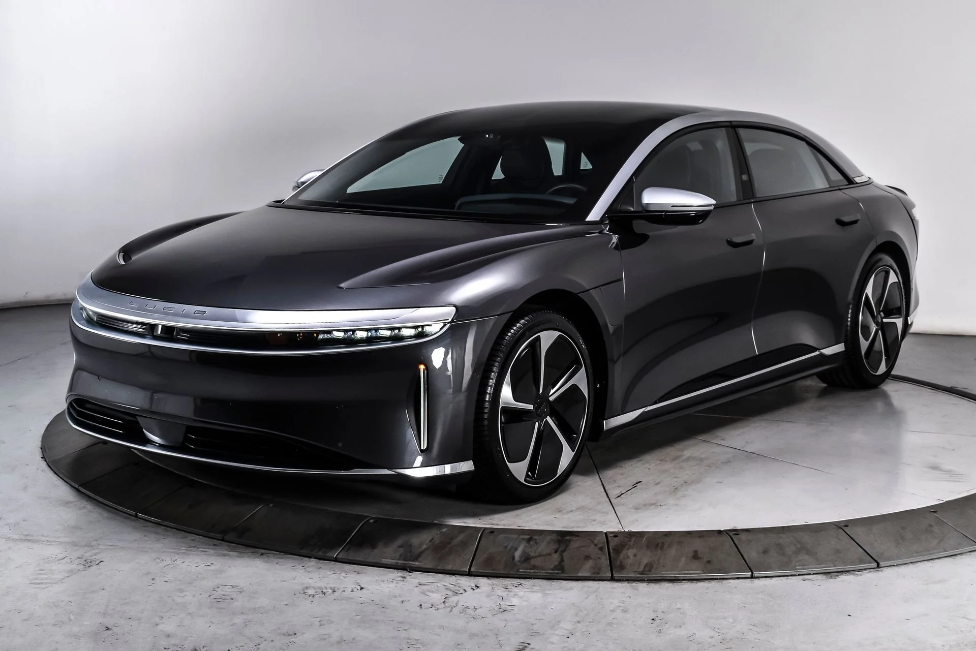 Used 2023 Quantum Gray Metallic Lucid Grand Touring image 2
