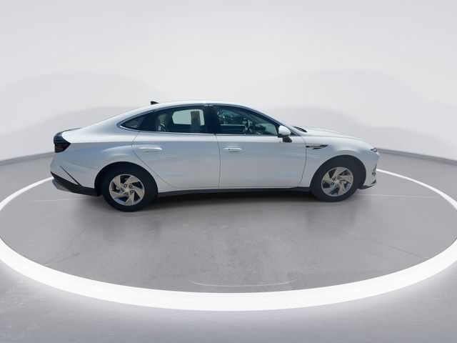 Used 2025 Serenity White Hyundai SE image 9