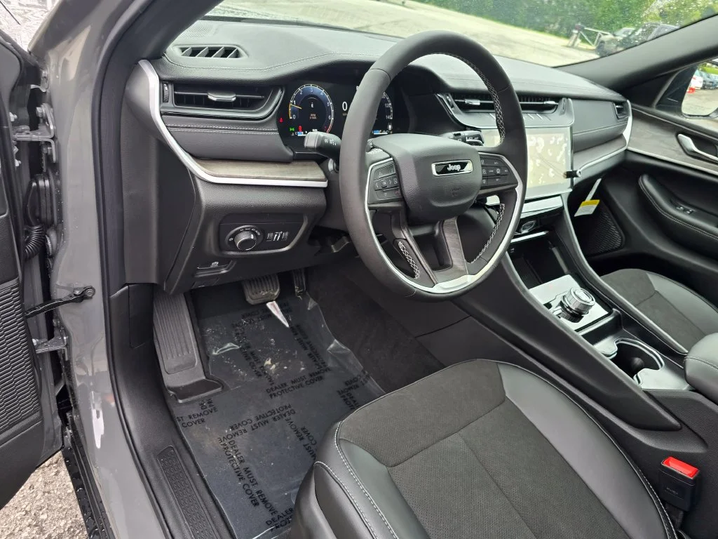 New 2027 Gray Jeep Laredo Altitude image 24