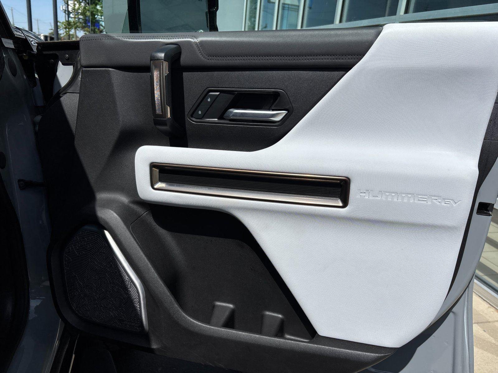 Used 2025 Interstellar White GMC 2X image 39