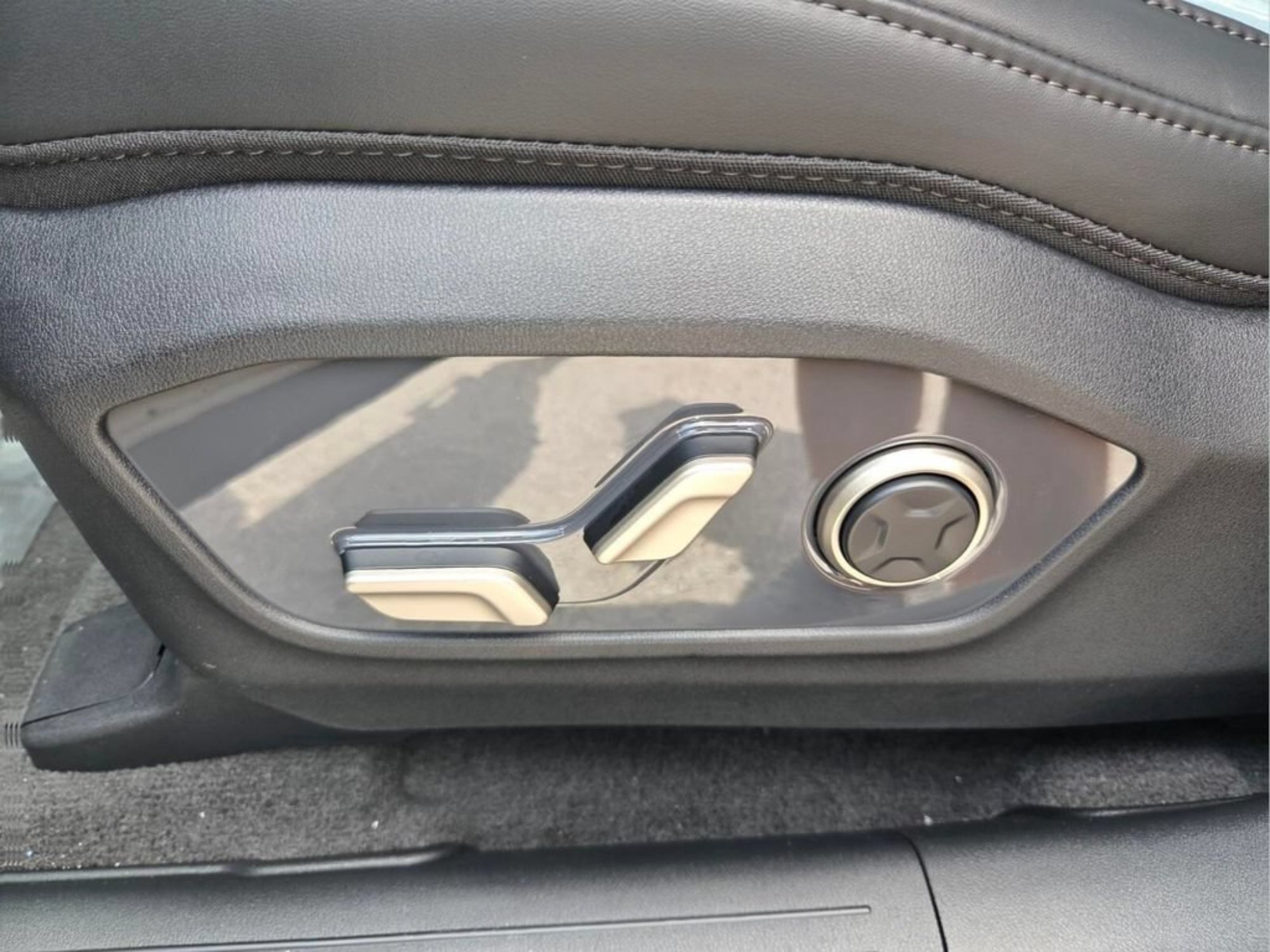 New 2027 Ivory Silver Kia EX image 16
