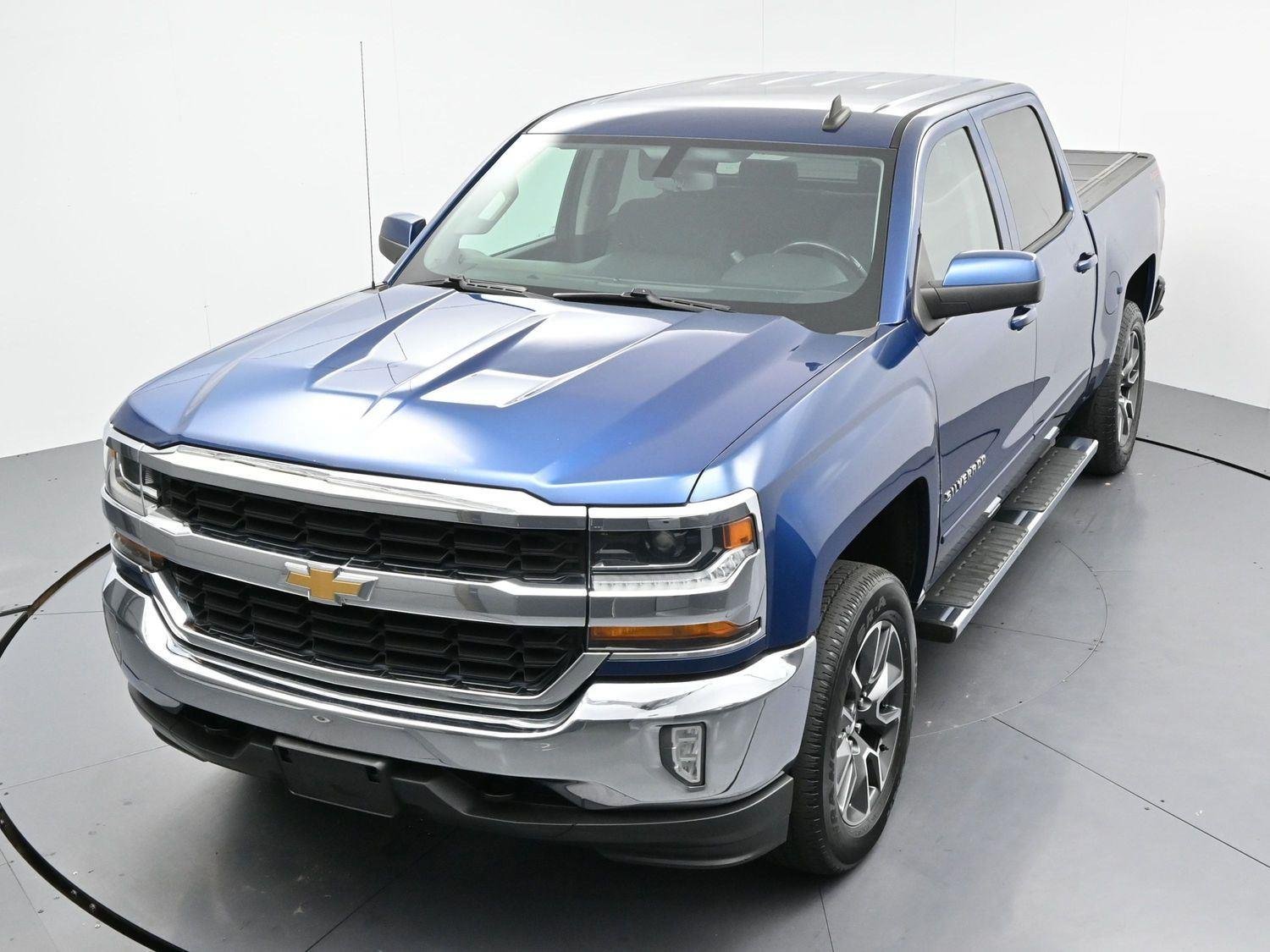 Used 2018 Deep Ocean Blue Metallic Chevrolet LT image 39