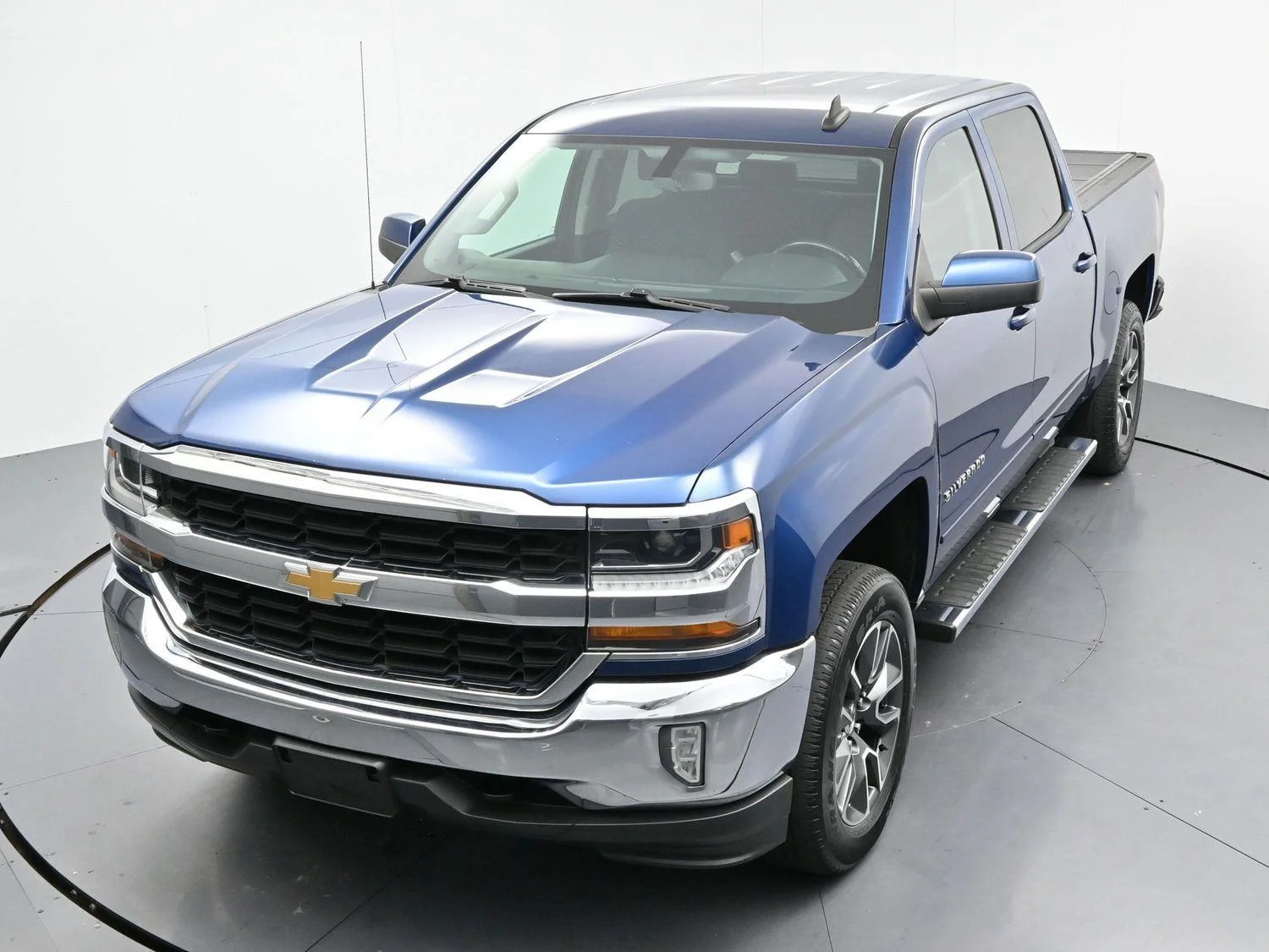Used 2018 Deep Ocean Blue Metallic Chevrolet LT image 39