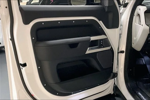 Used 2024 White Land Rover X-Dynamic SE image 25