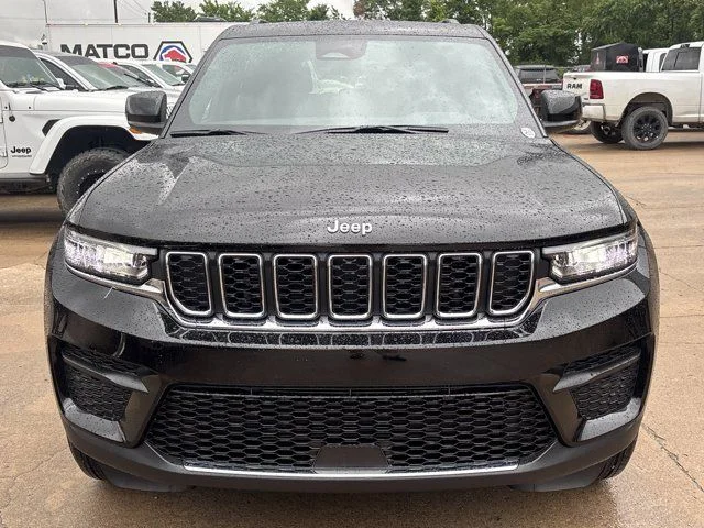 New 2026 Diamond Black Crystal Pearl-Coat Exterior Paint Jeep Laredo image 11