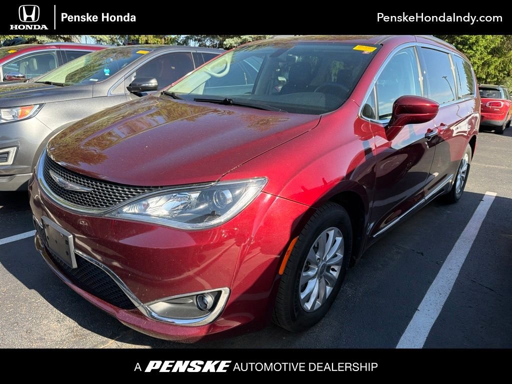 2017 Chrysler Pacifica Touring-L's photo