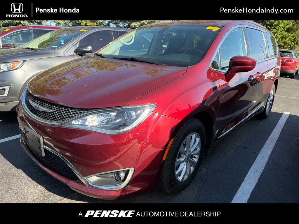 2017 Chrysler Pacifica Touring-L's photo