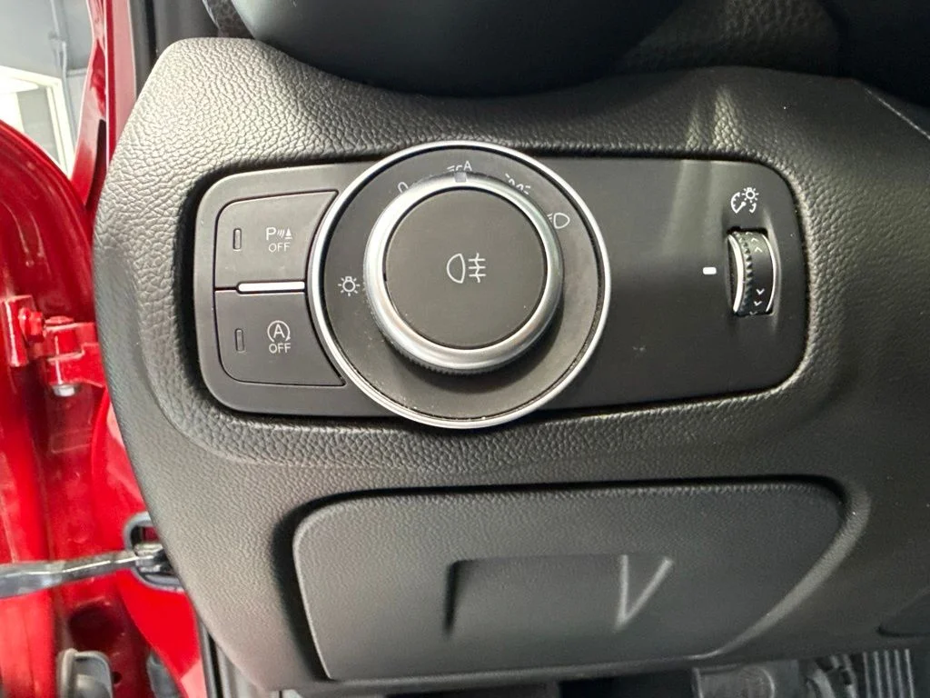 Used 2017 Red Alfa Romeo Base image 16