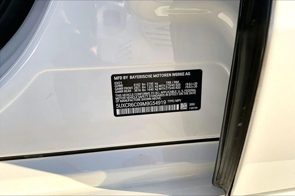 Used 2021 White BMW xDrive40i image 17
