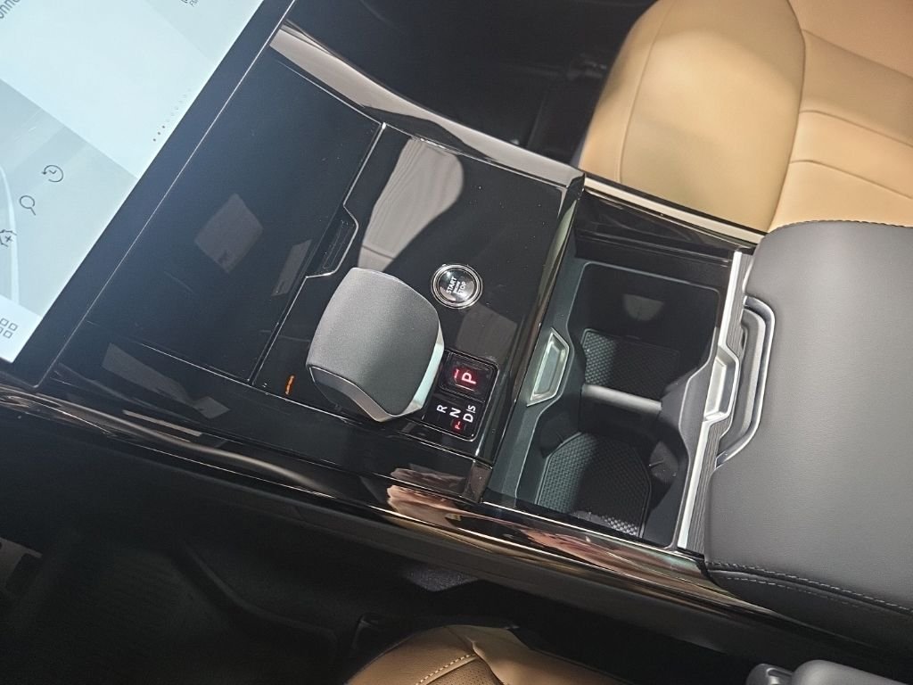 New 2026 British Racing Green Land Rover Dynamic SE image 16