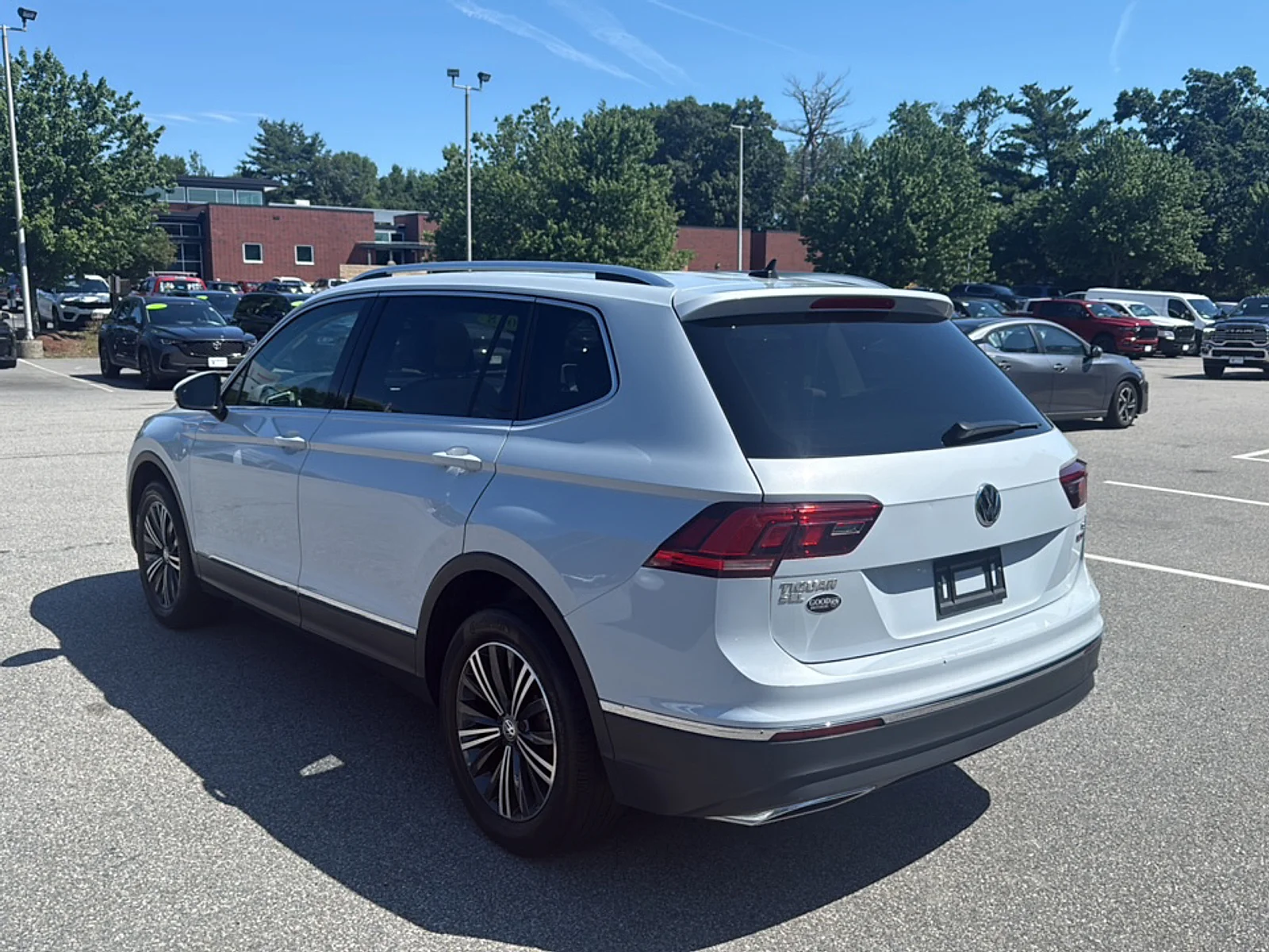 Used 2018 Platinum Gray Metallic Volkswagen SEL 4 MOTION image 9
