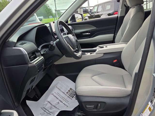 Used 2025 Silver Toyota LE image 5