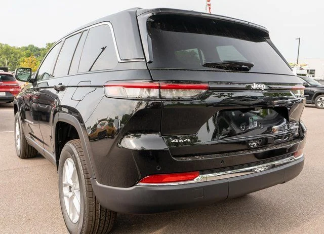 New 2026 Diamond Black Crystal Pearlcoat Jeep Laredo X image 7