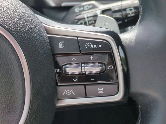 Used 2022 White Kia EX image 17