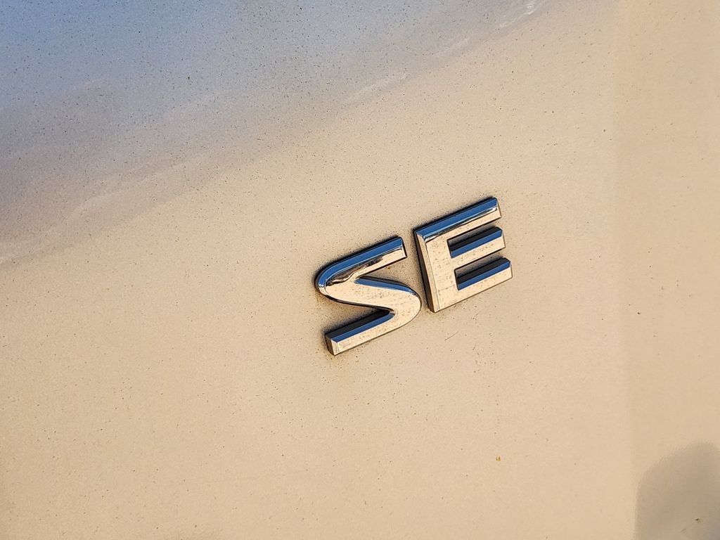 Used 2009 Silver Lightning Metallic Nissan SE image 11