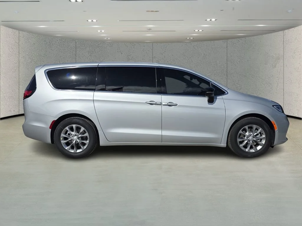 New 2026 Silver Mist Clear-Coat Exterior Paint Chrysler Limited image 3