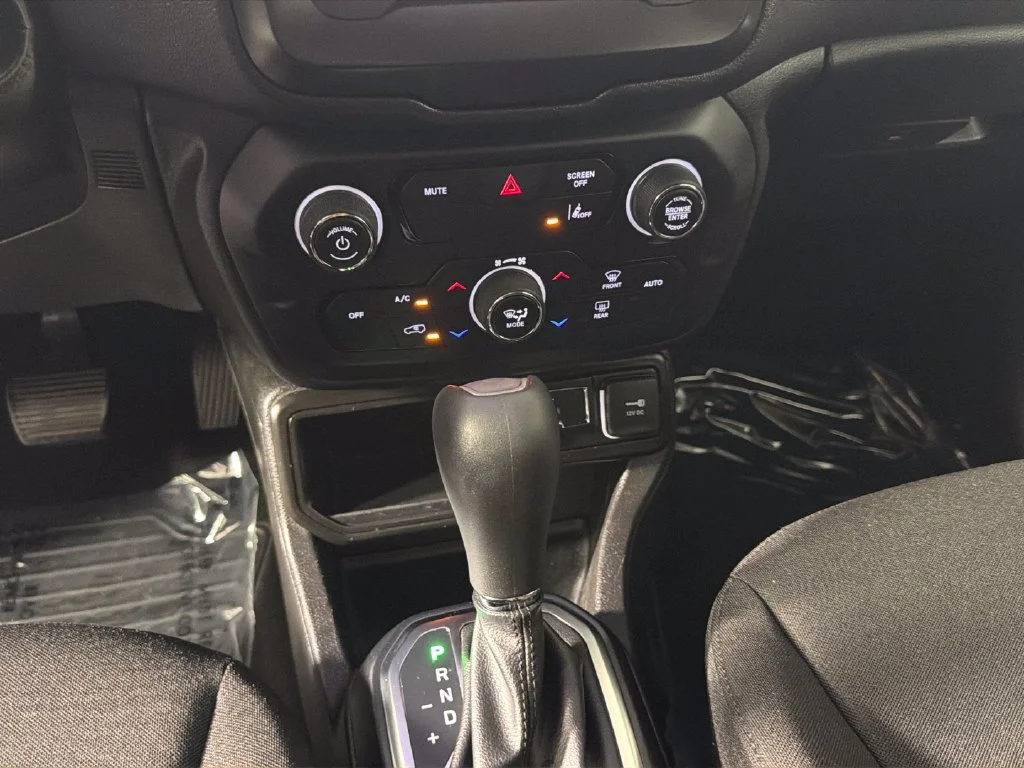 Used 2021  Jeep Latitude image 24