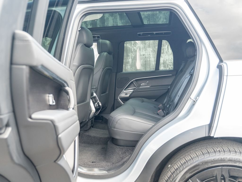 Used 2024 Silver Land Rover SE image 34