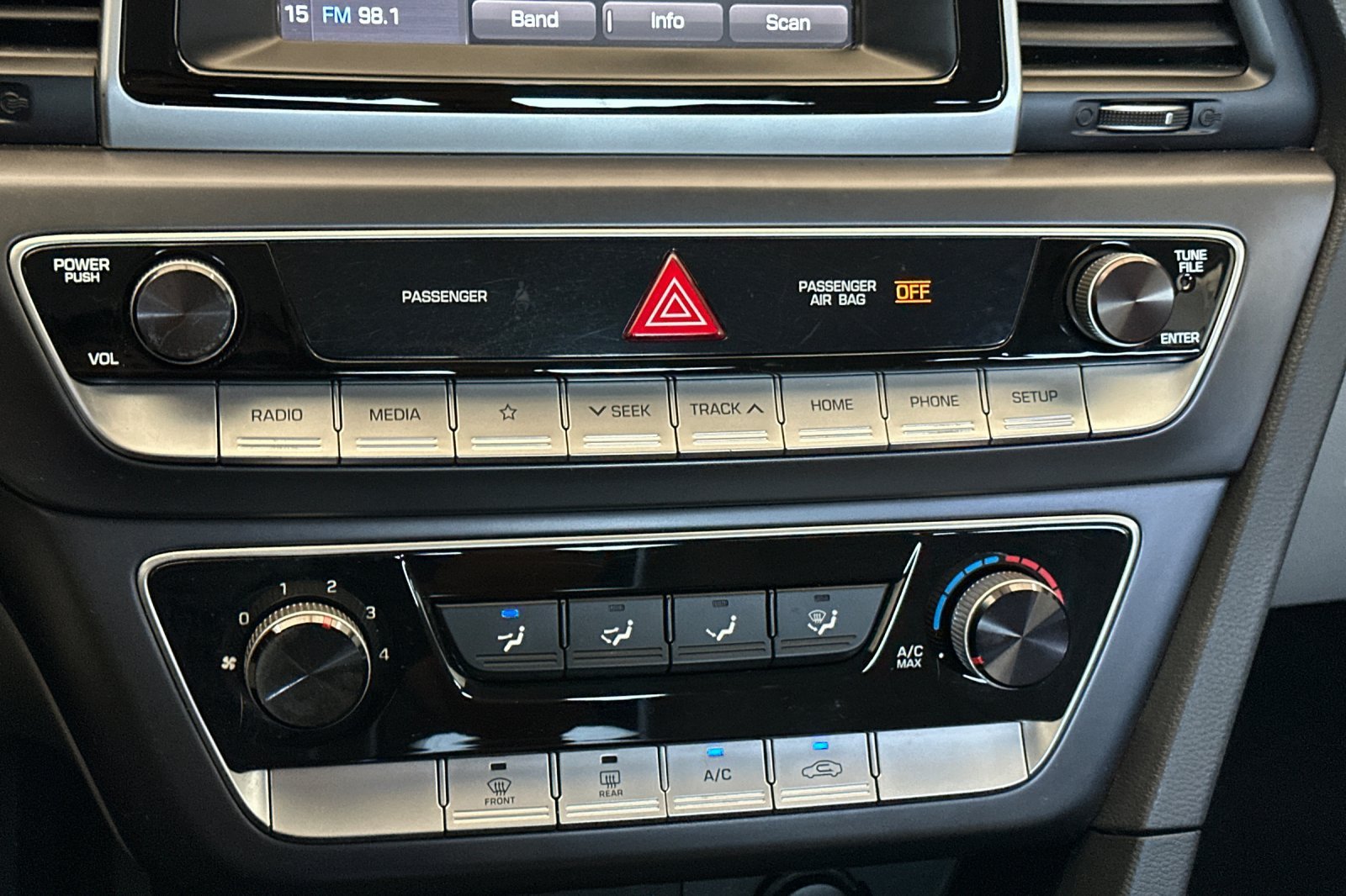 Used 2018 Silver Hyundai SE image 21