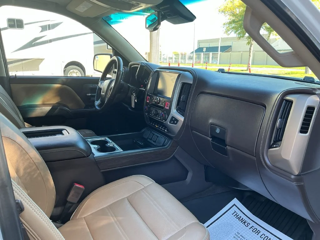 Used 2017 WHITE FROST TRICOAT GMC Denali image 32