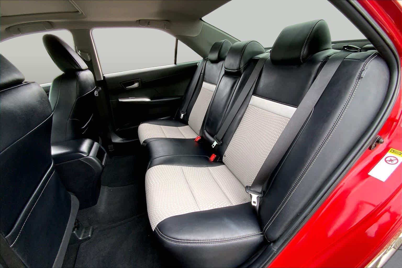 Used 2014 Barcelona Red Metallic Toyota SE image 20