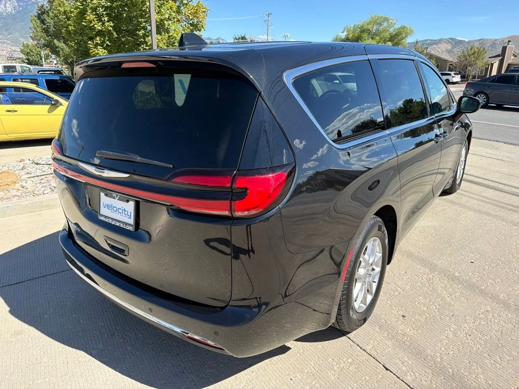 Used 2023 Black Chrysler Touring L image 7