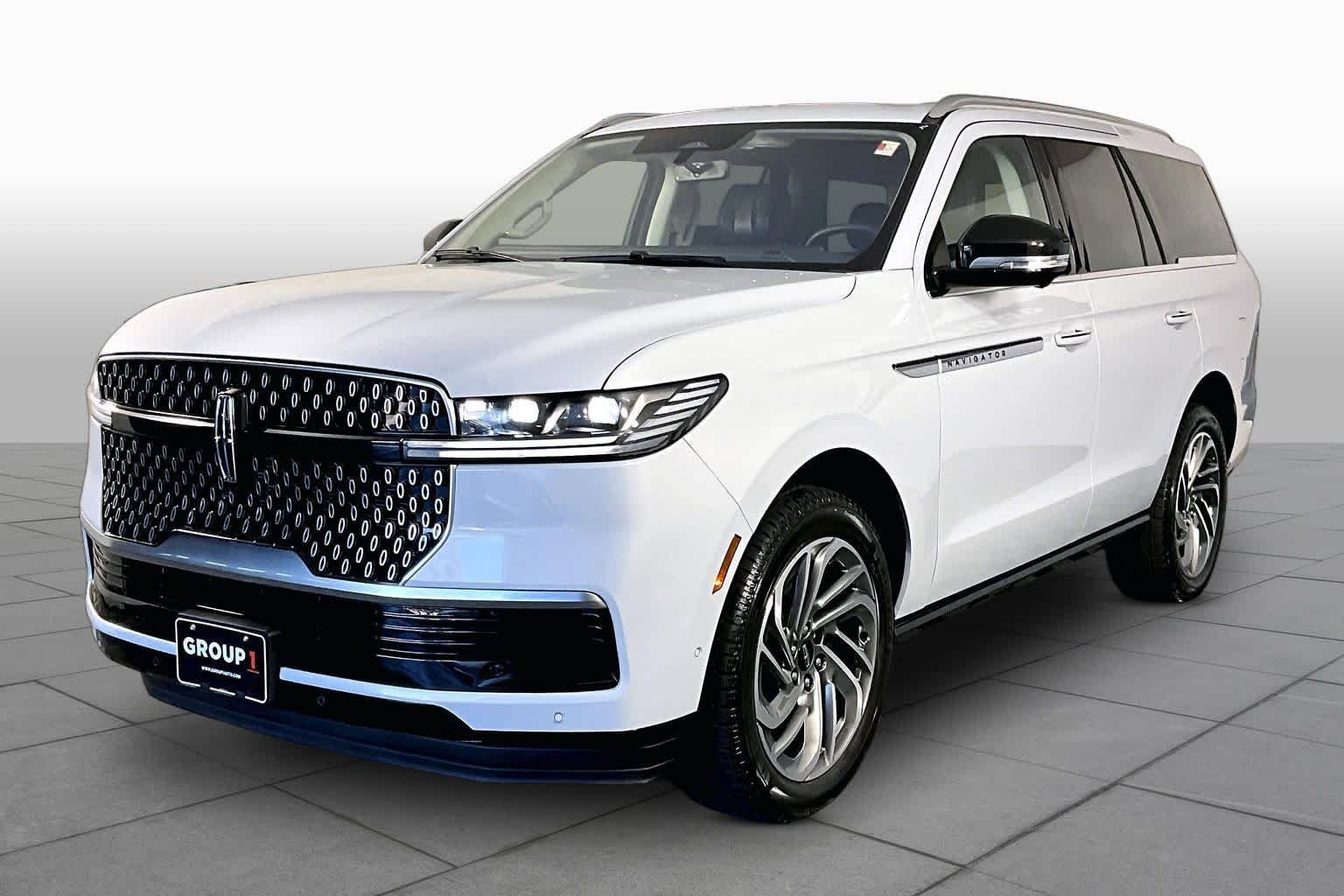 Used 2025 Crystal White Metallic Clearcoat Lincoln Reserve image 2