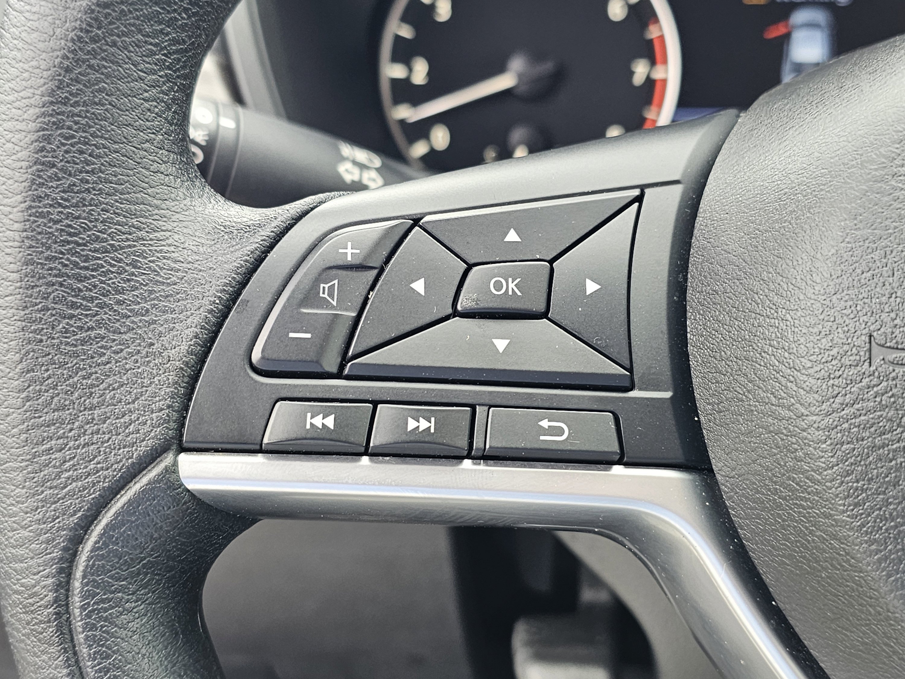 2025 Nissan Altima SV - Photo 17