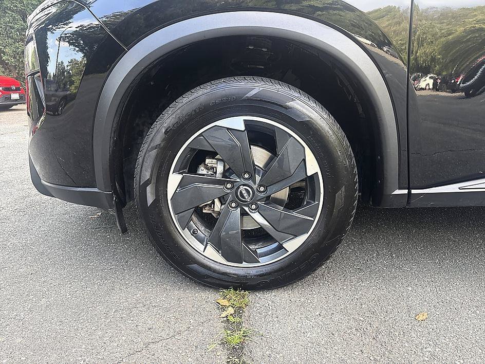 Used 2025 Super Black Nissan SV image 8
