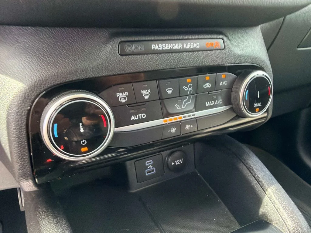 Used 2022 Blue Ford SE image 26