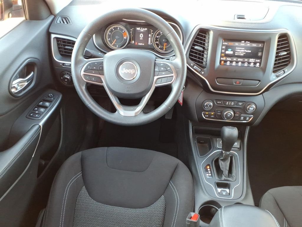 Used 2019 Velvet Red Pearlcoat Jeep Latitude image 3