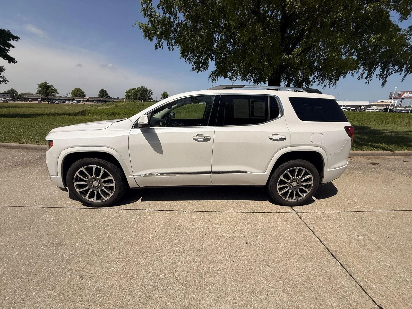 Used 2020 White Frost Tricoat GMC Denali image 3
