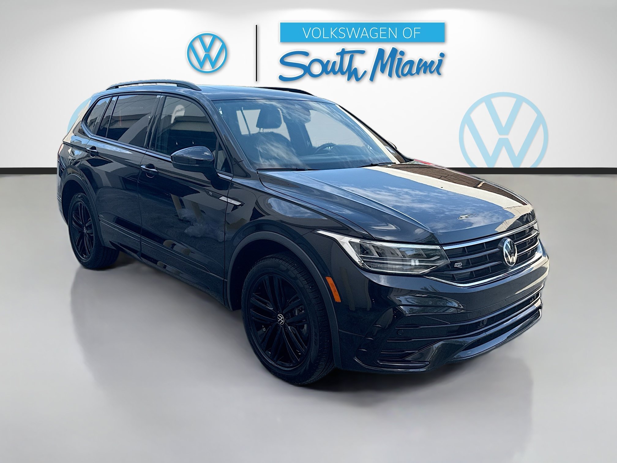 Certified Used 2022  Volkswagen SE R-Line Black image 1