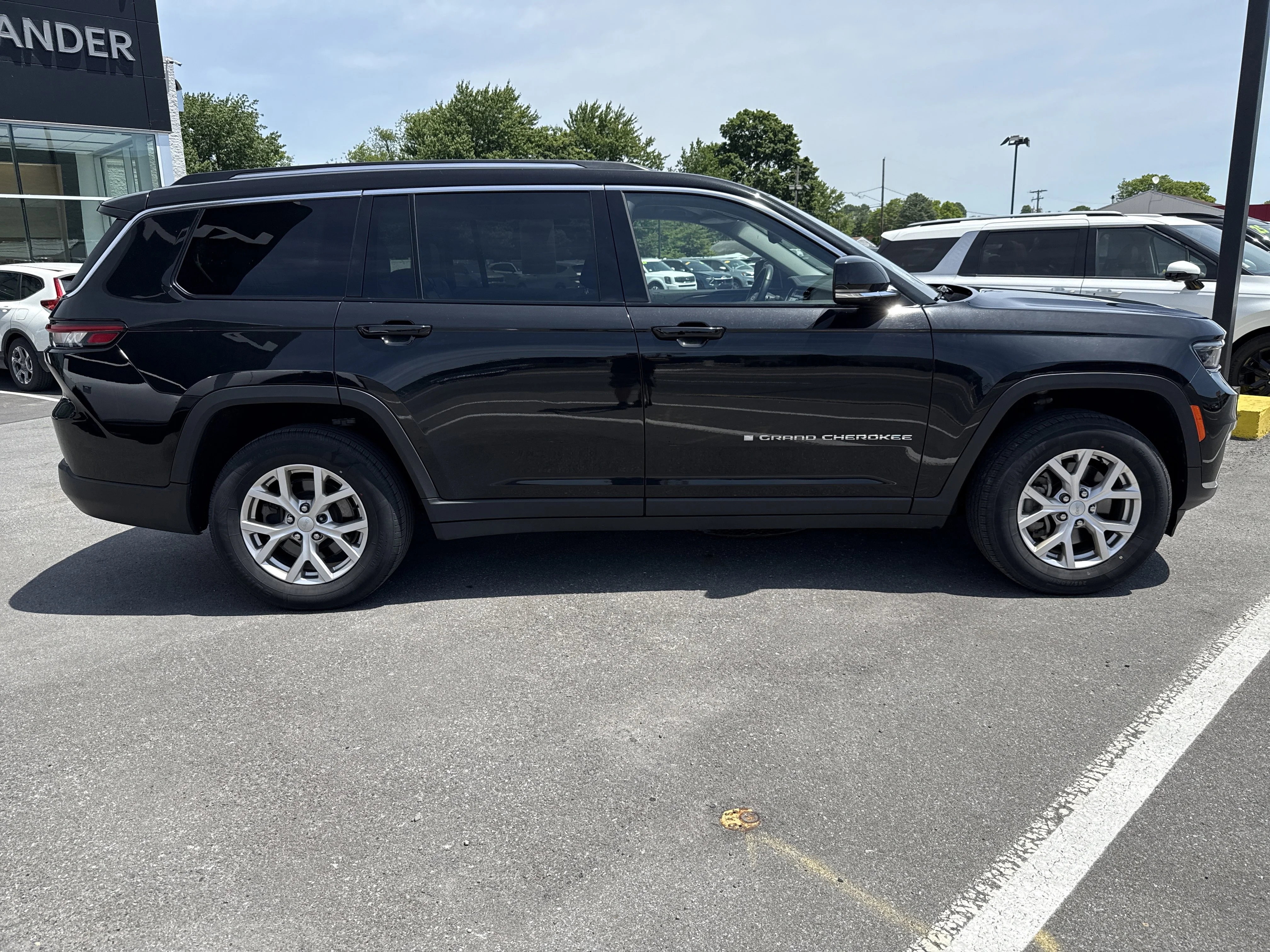 Used 2021 Diamond Black Crystal Pearlcoat Jeep Limited image 2