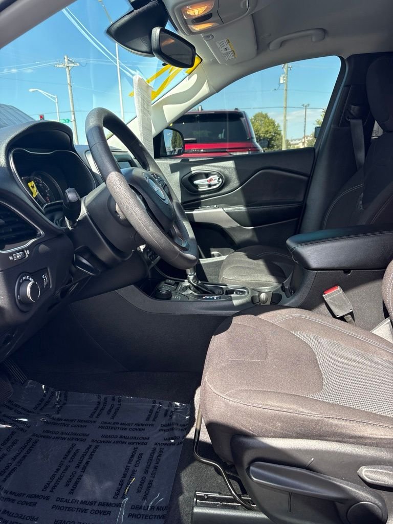Used 2021 Velvet Jeep Latitude image 8