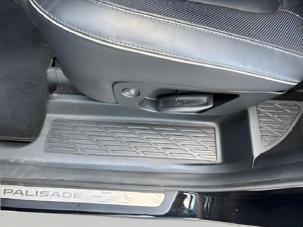 Used 2023 White GMC Denali image 42