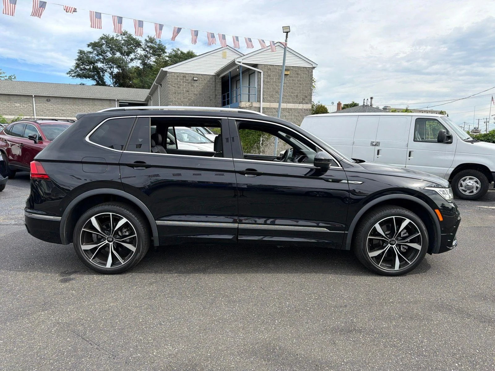 2024 Volkswagen Tiguan SEL R-LINE - Photo 8