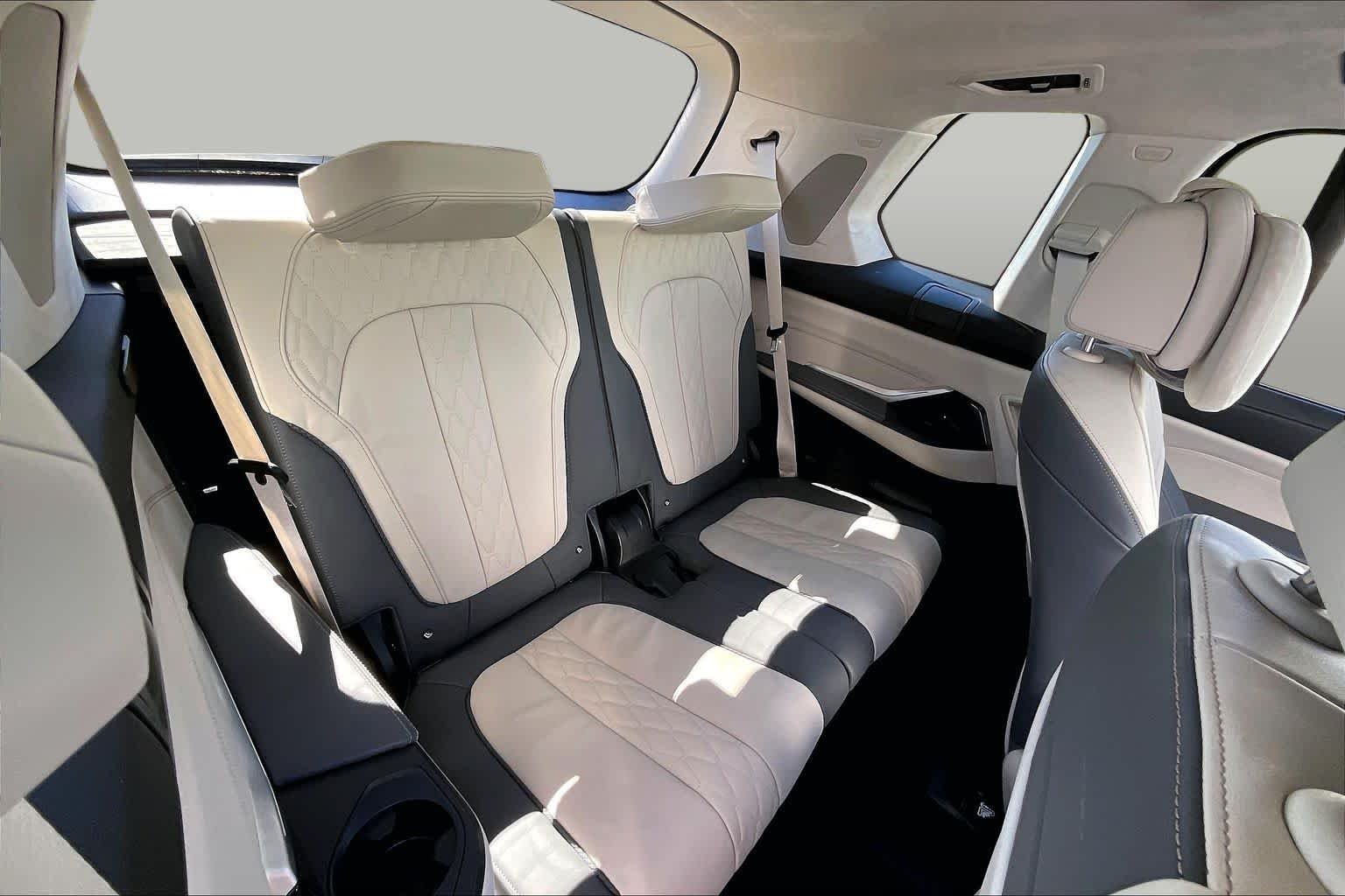 Used 2026 Santorini Blue BMW xDrive40i image 23