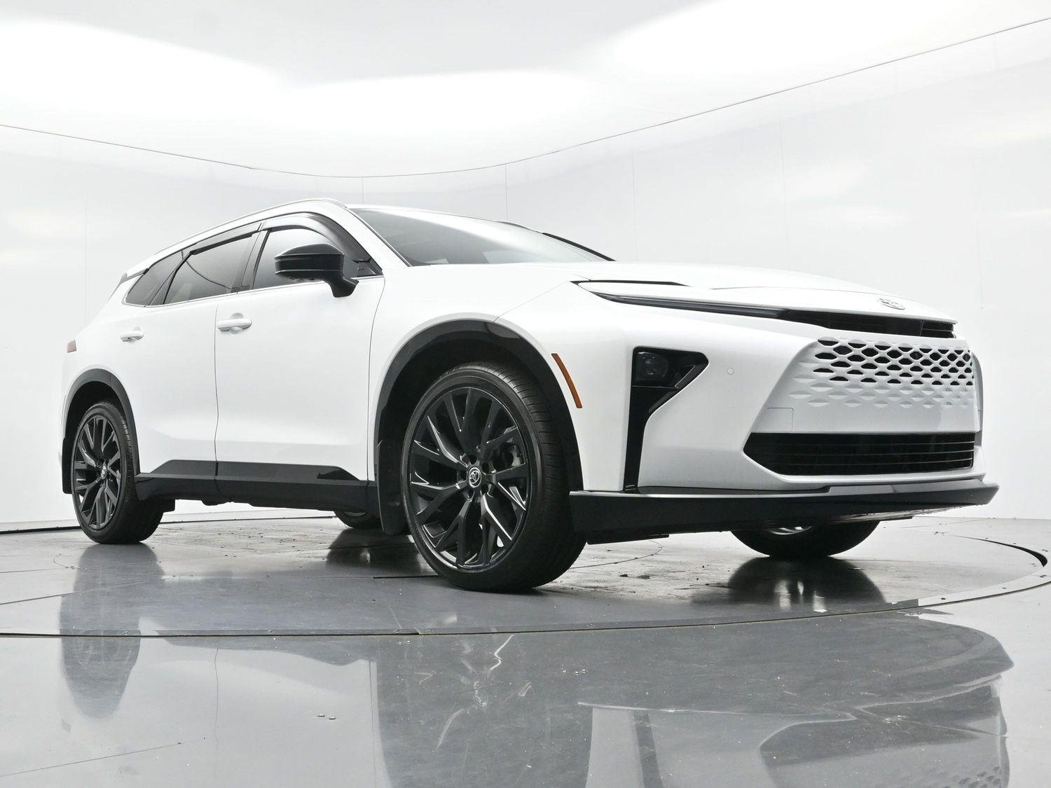 Used 2025  Toyota XLE image 45