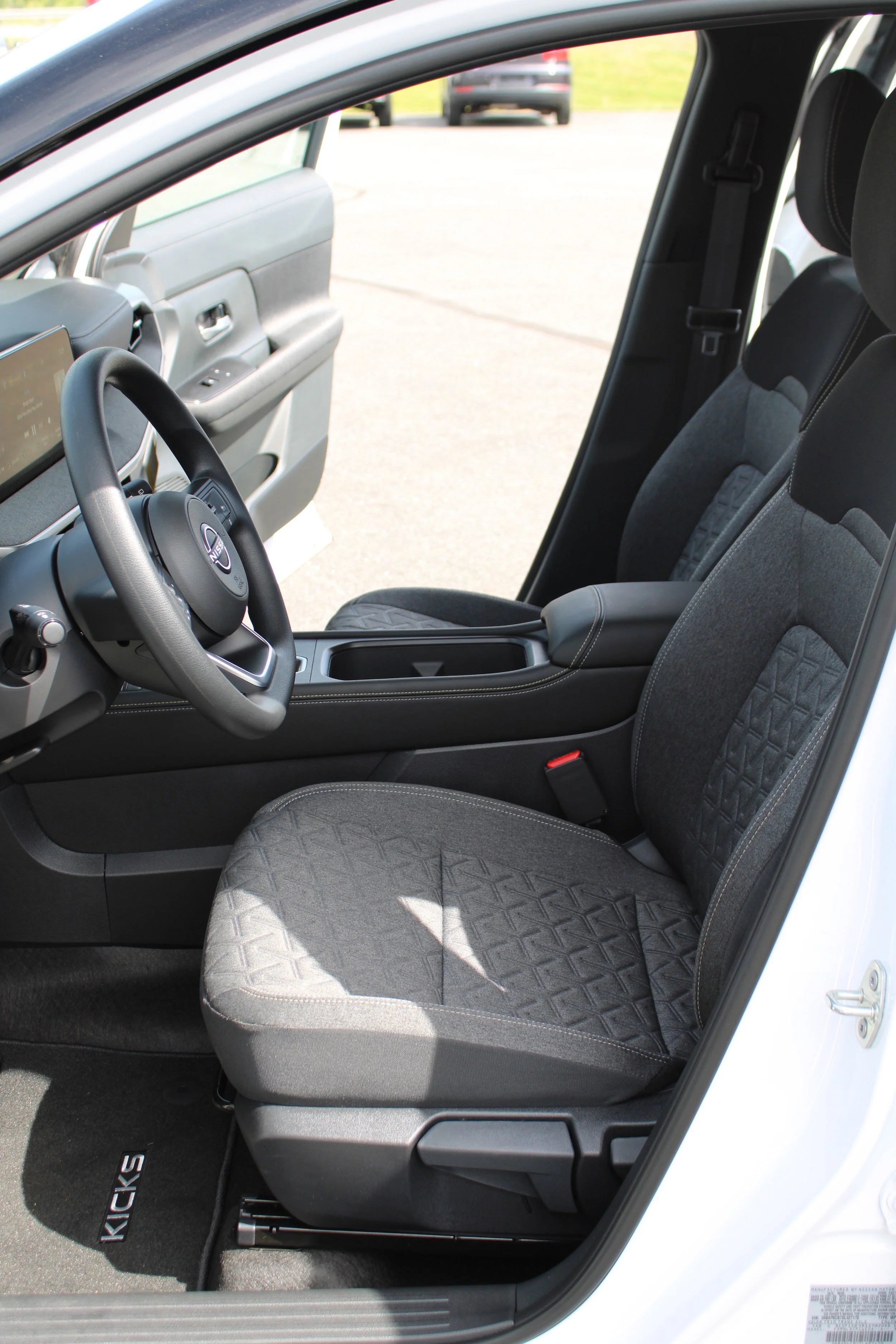 Used 2025 Aspen White Tricoat/Super Black Nissan SV image 17