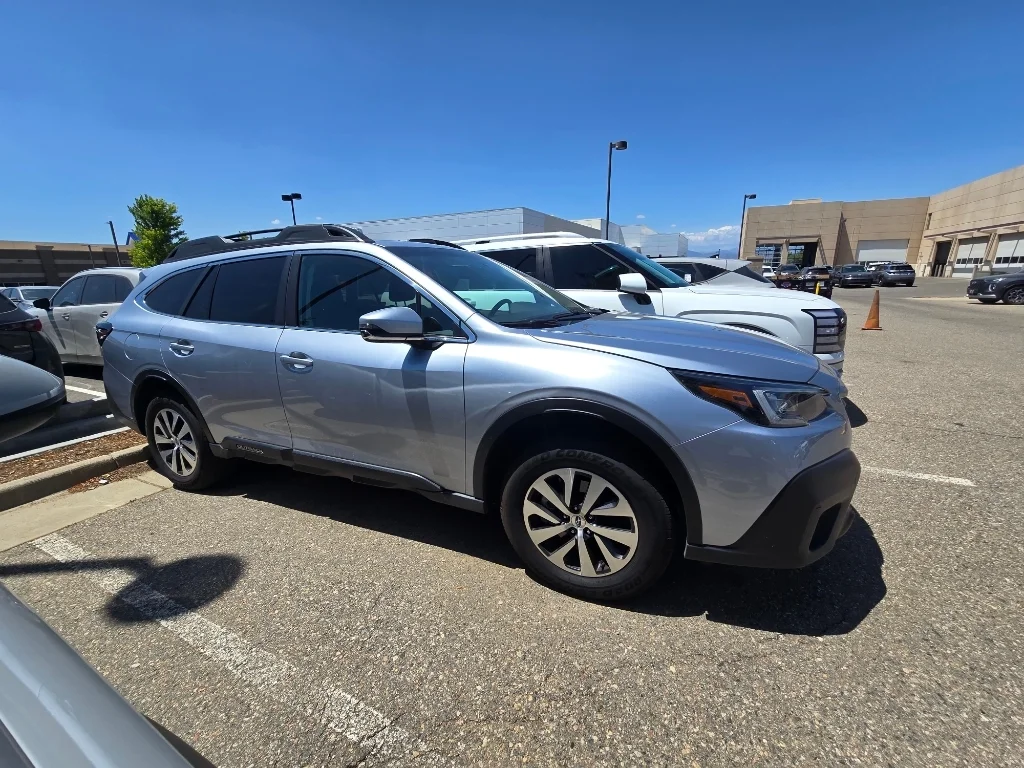 Used 2022 Ice Silver Metallic Subaru Premium image 17