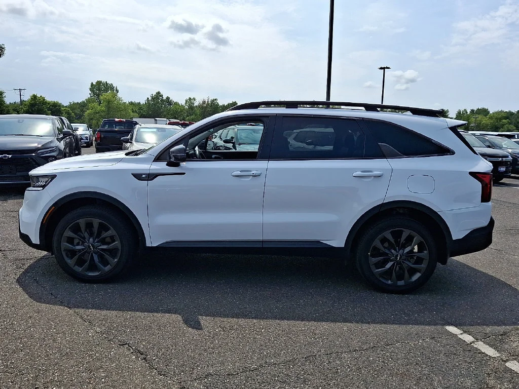 Used 2022 White Kia X-Line EX image 7