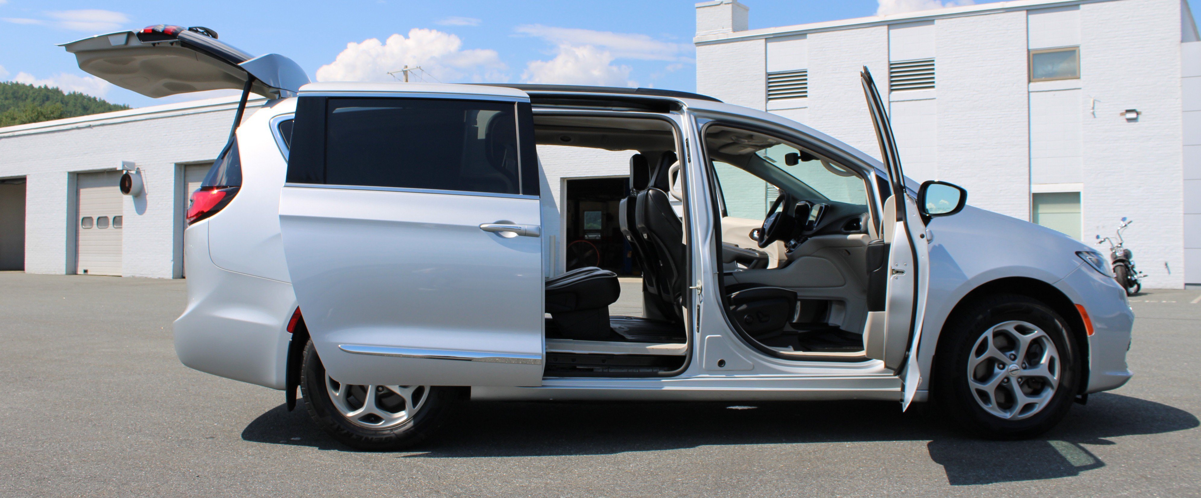 Used 2023 Silver Mist Clearcoat Chrysler Limited image 19
